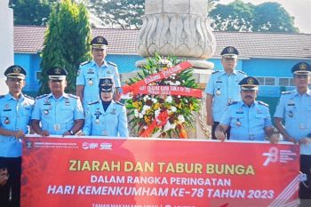 Kemenkumham Sumsel ziarah tabur bunga di TMPPalembang peringati HUT ke-78