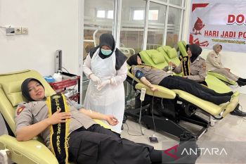 Polwan Aceh Barat kumpulkan puluhan kantong darah untuk pasien RSUD