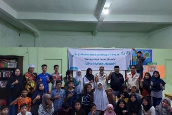 Berbagi kebahagiaan, PLN serahkan bingkisan perlengkapan ibadah