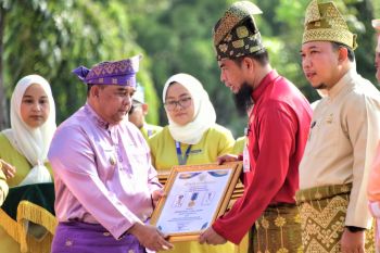Bupati Bengkalis terima lencana Wira Bangun Desa