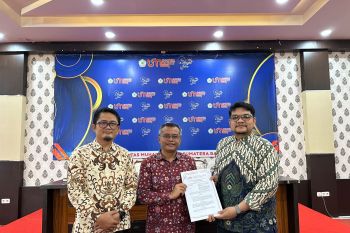 Penyerahan dana bantuan hibah kepada dosen peneliti Universitas Muhammadiyah