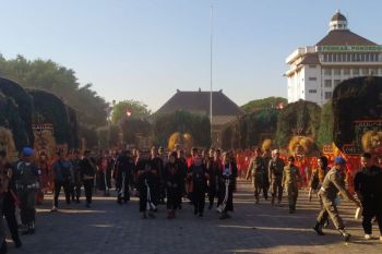 Ponorogo gelar parade 320 dadak merak meriahkan HUT Kemerdekaan RI