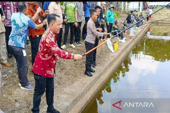 Sambut HUT ke-78 RI, Pj Bupati saksikan 769 peserta lomba memancing ikan di Barsel