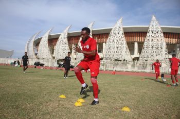 Gunansar Mandowen resmi gabung dengan PSBS Biak
