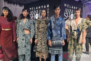 Mel Ahyar berperaga busana "Kultulibrasi"