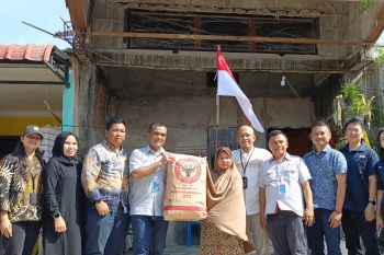 PUPR dan Semen Padang serahkan bantuan 100 sak semen kepada warga Batam