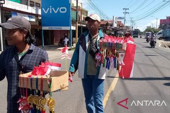 Pedagang bendera merah putih mulai ramai di Pasaman Barat