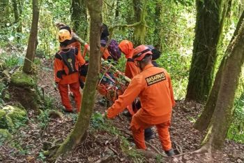 Basarnas Makassar evakuasi pendaki mengalami cedera di Gunung Bawakaeng