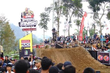 Pahraz dan Rizka tercepat di Banyuwangi Ijen Geopark downhill 2023