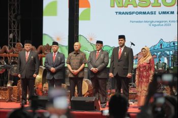 Wali Kota Probolinggo terima Satya Lencana Wira Karya dari Presiden