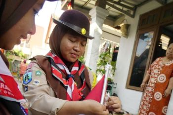 Pramuka Kota Madiun bagikan ratusan bendera Merah Putih untuk warga