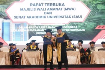 Sekjen Kemenkumham Andap Budhi terima gelar doktor honoris causa dari UNESA