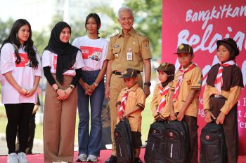 Gubernur Jateng dan puluhan "influencer" bagikan ribuan paket alat tulis