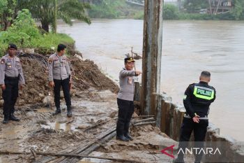 Polres Pasaman Barat pantau debit air Sungai Batang Pasaman antisipasi banjir