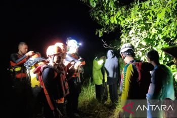 Tim SAR Padang selamatkan empat anak muda terjebak di sungai