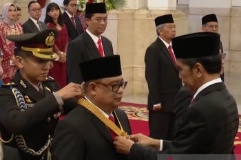 Dua Staf Khusus Presiden Jokowi dianugerahi Bintang Jasa Utama