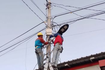 PLN Batam rapikan kabel kusut yang terbentang di perumahan