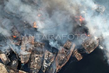 Puluhan kapal nelayan terbakar di Pelabuhan Jongor Tegal