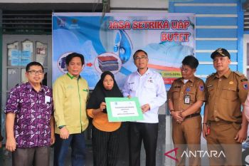 Sejumlah keluarga miskin ektrim di Payakumbuh terima bantuan modal usaha