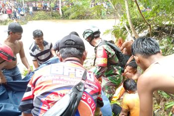 Mobil terjun ke sungai