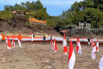 Rumah Zakat bentangkan Bendera Merah Putih di perbatasan Indonesia-Malaysia
