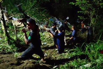 Polres Parimo dan Tim SAR evakuasi korban mobil masuk jurang di kawasan Kebun Kopi