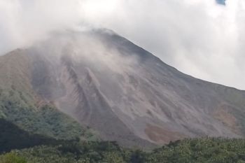 Frekuensi gempa guguran Gunung Karangetang di Siau cenderung menurun