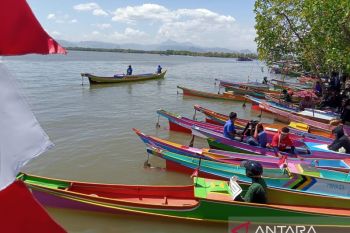 Lomba perahu jolloro antarkabupaten meriahkan HUT ke-78 Kemerdekaan RI
