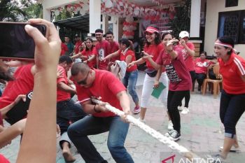 Warga Kota Kupang sambut HUT RI dengan mengikuti berbagai perlombaan