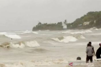 BMKG minta masyarakat waspadai gelombang tinggi hingga 4 meter di perairan Indonesia