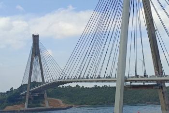 Polda Kepri kibarkan sebanyak 78 Bendera Merah Putih di Jembatan I Barelang