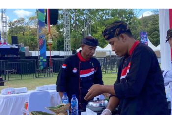 Juru masak di Bali manfaatkan arak untuk olah makanan hasil laut