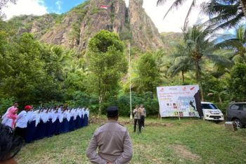 Warga bentangkan bendera "raksasa" di tebing Gunung Sepikul Trenggalek