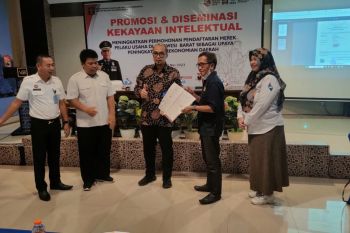 10 pelaku UMKM binaan PLN di Sulbar "naik kelas" setelah raih sertifikat HKI