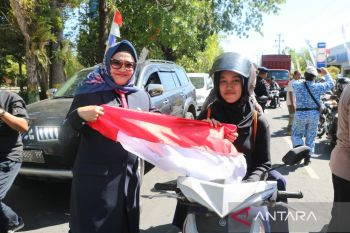Pemkab Kulon Progo bagikan bendera merah putih pada masyarakat