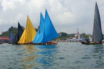 Sampan layar warna warni meriahkan HUT RI di perbatasan