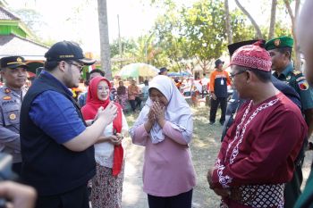 Bupati Kediri sebut penjahit merah putih 1.000 meter wujud nasionalisme