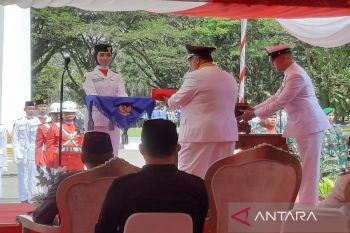 Gubernur Sultra sematkan Satiya Lencana 10 ASN jelang akhir masa jabatan
