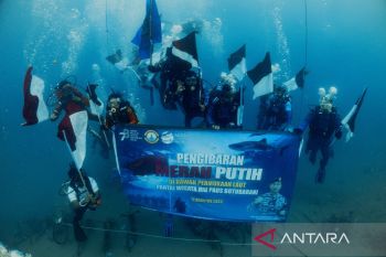 Gorontalo gandeng unsur terkait kibarkan bendera di dalam laut