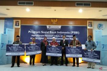 Bank Indonesia serahkan program sosial bagi pesantren dan masjid