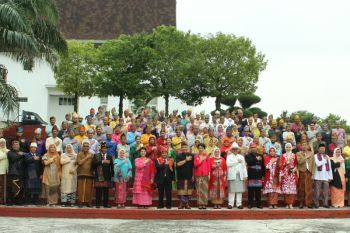 Ragam pakaian tradisional Nusantara semarakkan HUT RI di PTPN V