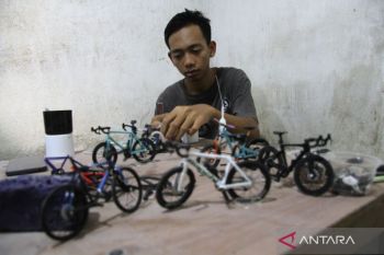 Kerajinan miniatur sepeda di Jombang