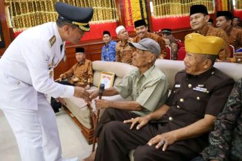 Pemkot Pariaman jalin silaturahmi dengan veteran usai upacara