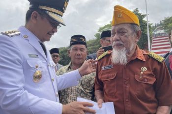 Pj Bupati Kolaka Utara beri bantuan kepada sembilan veteran pada HUT ke-78 RI