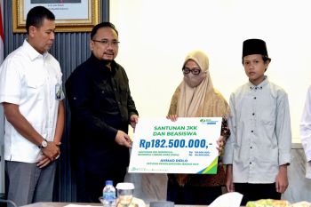 Menag serahkan santunan BPJS Ketenagakerjaan Rp183 juta ke ahli waris petugas haji