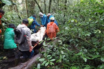 Tim SAR Gabungan berhasil evakuasi turun pendaki Gunung Kerinci