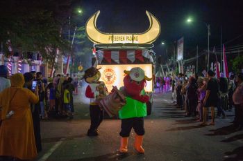 Maskot kerbau PT Semen Padang jadi 'kawan bermain' di Merah Putih Light Carnival 2023