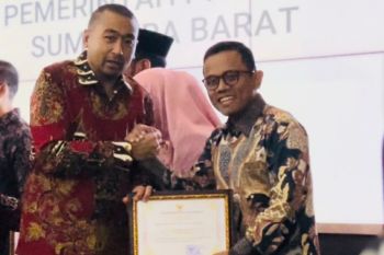 Wanda Leksmana, diusia muda terima penghargaan tokoh peduli anak dari Gubernur Sumbar