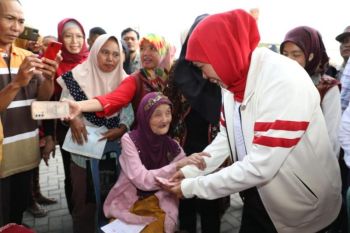 Khofifah serahkan bansos kepada masyarakat rentan