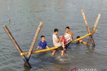 Warga Kota Tanjungpinang gelar lomba permainan tradisional di atas laut